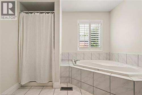 150 Davidson Boulevard, Dundas, ON - Indoor Photo Showing Bathroom