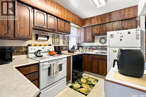 1229 Willow Avenue, Moose Jaw, SK - Indoor Photo Showing Kitchen