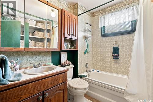 1229 Willow Avenue, Moose Jaw, SK - Indoor Photo Showing Bathroom
