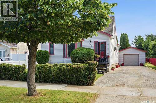 1229 Willow Avenue, Moose Jaw, SK - Outdoor