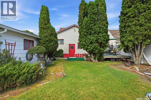 1229 Willow Avenue, Moose Jaw, SK - Outdoor