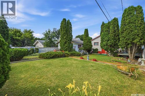 1229 Willow Avenue, Moose Jaw, SK - Outdoor