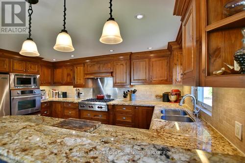 154 Carmichael Crescent, Blue Mountains, ON - Indoor Photo Showing Kitchen With Double Sink With Upgraded Kitchen