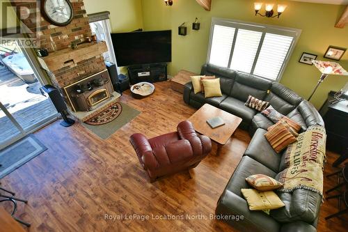 154 Carmichael Crescent, Blue Mountains, ON - Indoor Photo Showing Living Room