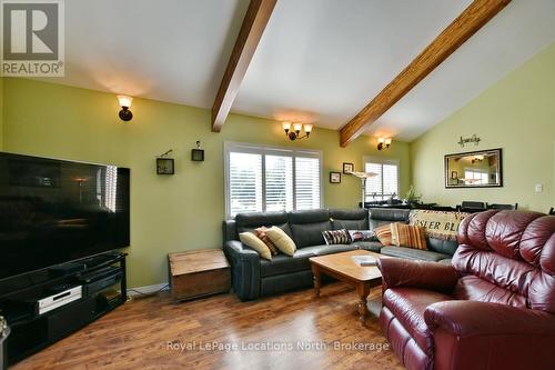 154 Carmichael Crescent, Blue Mountains, ON - Indoor Photo Showing Living Room