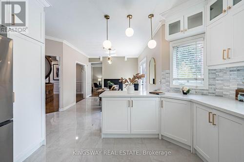 5969 Rayshaw Crescent E, Mississauga, ON - Indoor Photo Showing Kitchen