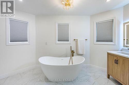 5969 Rayshaw Crescent E, Mississauga, ON - Indoor Photo Showing Bathroom