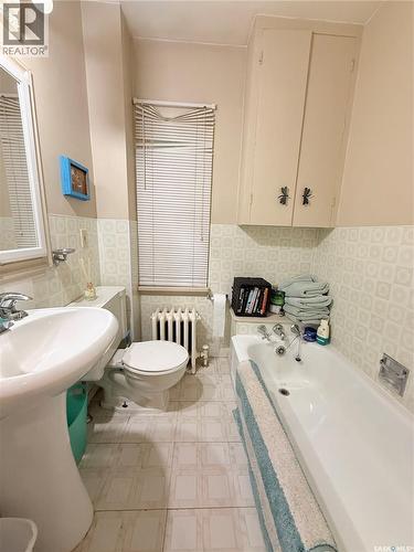 555 2Nd Street E, Shaunavon, SK - Indoor Photo Showing Bathroom
