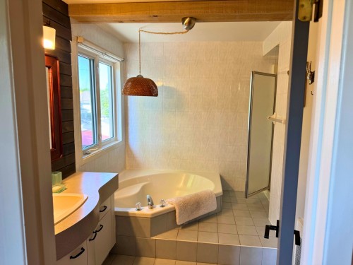 Salle de bains attenante à la CCP - 361 Rue Aumais, Sainte-Anne-De-Bellevue, QC - Indoor Photo Showing Bathroom
