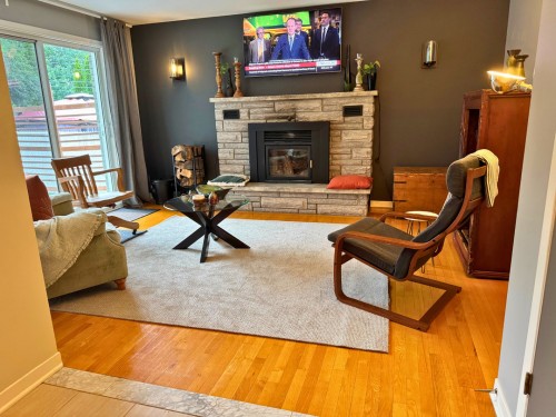 Salle familiale - 361 Rue Aumais, Sainte-Anne-De-Bellevue, QC - Indoor Photo Showing Living Room With Fireplace