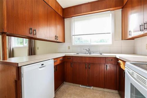 174 Wordsworth Way, Winnipeg, MB - Indoor Photo Showing Kitchen With Double Sink