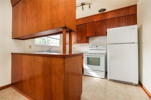 174 Wordsworth Way, Winnipeg, MB - Indoor Photo Showing Kitchen