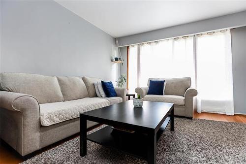 174 Wordsworth Way, Winnipeg, MB - Indoor Photo Showing Living Room