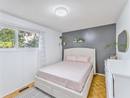 604 Beaverhill Blvd, Winnipeg, MB - Indoor Photo Showing Bedroom