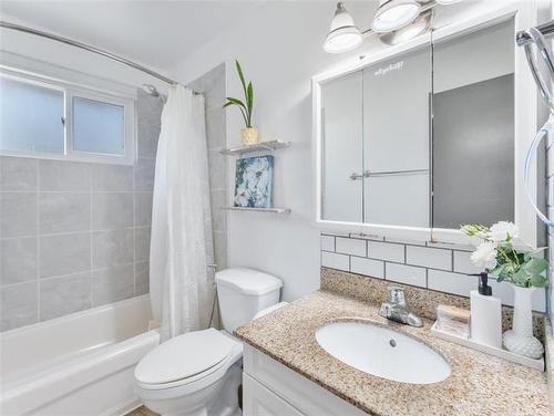 604 Beaverhill Blvd, Winnipeg, MB - Indoor Photo Showing Bathroom