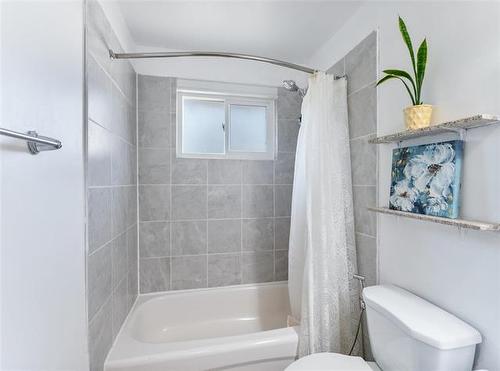 604 Beaverhill Blvd, Winnipeg, MB - Indoor Photo Showing Bathroom