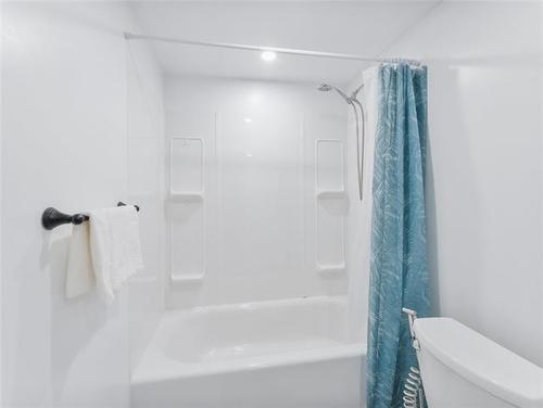 604 Beaverhill Blvd, Winnipeg, MB - Indoor Photo Showing Bathroom