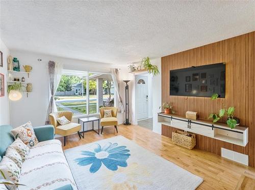 604 Beaverhill Blvd, Winnipeg, MB - Indoor Photo Showing Living Room