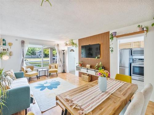 604 Beaverhill Blvd, Winnipeg, MB - Indoor Photo Showing Living Room