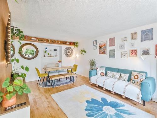604 Beaverhill Blvd, Winnipeg, MB - Indoor Photo Showing Living Room