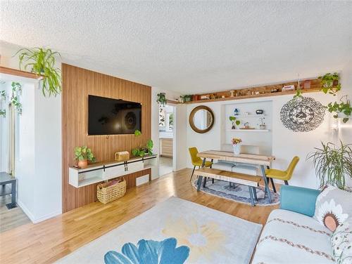 604 Beaverhill Blvd, Winnipeg, MB - Indoor Photo Showing Living Room