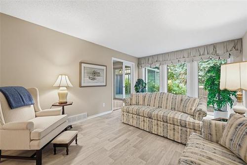 7-6645 Roblin Blvd, Winnipeg, MB - Indoor Photo Showing Living Room