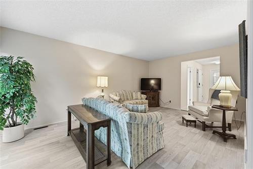 7-6645 Roblin Blvd, Winnipeg, MB - Indoor Photo Showing Living Room