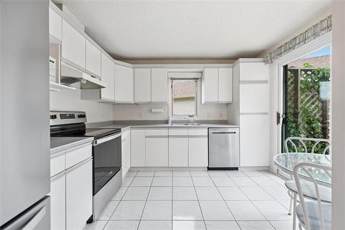 7-6645 Roblin Blvd, Winnipeg, MB - Indoor Photo Showing Kitchen