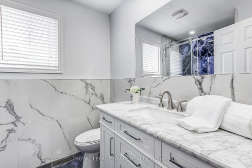 357 Acadia Drive, Hamilton, ON - Indoor Photo Showing Bathroom