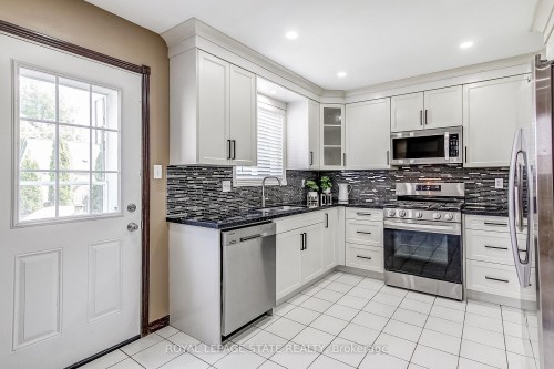 357 Acadia Drive, Hamilton, ON - Indoor Photo Showing Kitchen With Upgraded Kitchen