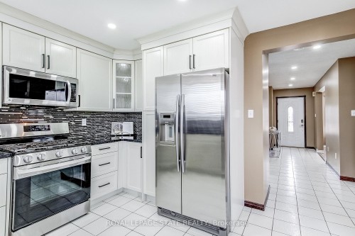 357 Acadia Drive, Hamilton, ON - Indoor Photo Showing Kitchen With Stainless Steel Kitchen With Upgraded Kitchen
