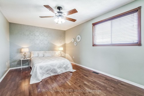 357 Acadia Drive, Hamilton, ON - Indoor Photo Showing Bedroom