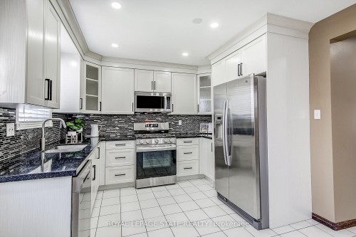 357 Acadia Drive, Hamilton, ON - Indoor Photo Showing Kitchen With Upgraded Kitchen