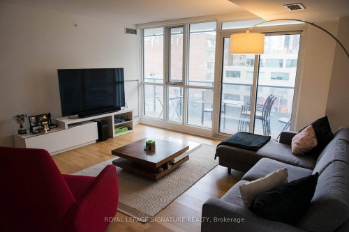 414-295 Adelaide Street W, Toronto, ON - Indoor Photo Showing Living Room