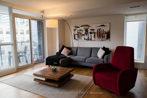 414-295 Adelaide Street W, Toronto, ON - Indoor Photo Showing Living Room