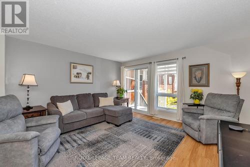 85 Cresthaven Drive, Ottawa, ON - Indoor Photo Showing Living Room