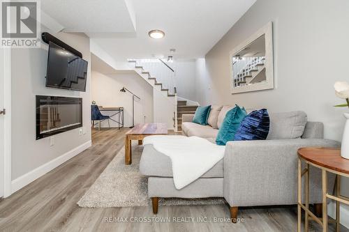 92 Cunningham Drive, Barrie, ON - Indoor Photo Showing Living Room