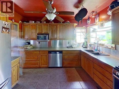 4538 Michigan Ave, Powell River, BC - Indoor Photo Showing Kitchen With Double Sink