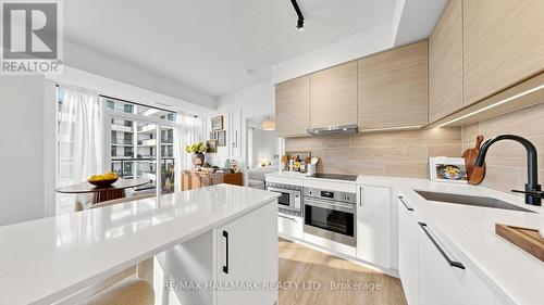 823 - 1050 Eastern Avenue, Toronto, ON - Indoor Photo Showing Kitchen With Upgraded Kitchen
