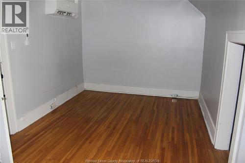 224 CALIFORNIA Unit# 5 , Windsor, Ontario N9B 2Y5 5