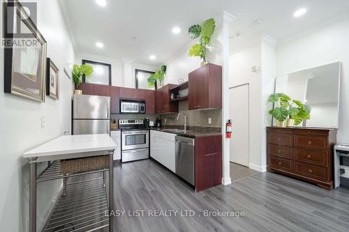 101 - 373 Front Street W, Toronto, ON - Indoor Photo Showing Kitchen
