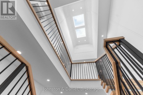 4 Pine Ridge Drive, Toronto, ON - Indoor Photo Showing Other Room