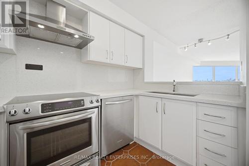 607 - 2261 Lake Shore Boulevard W, Toronto, ON - Indoor Photo Showing Kitchen