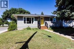 401 R AVENUE N  Saskatoon, SK S7L 2Y8