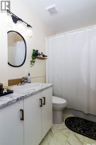 401 R Avenue N, Saskatoon, SK - Indoor Photo Showing Bathroom