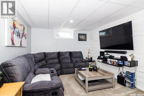 401 R Avenue N, Saskatoon, SK - Indoor Photo Showing Living Room