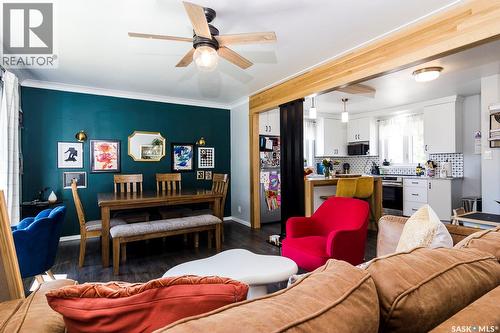 401 R Avenue N, Saskatoon, SK - Indoor Photo Showing Living Room