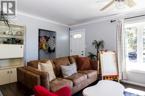 401 R Avenue N, Saskatoon, SK - Indoor Photo Showing Living Room