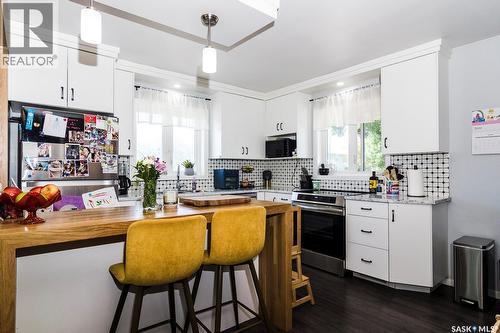 401 R Avenue N, Saskatoon, SK - Indoor Photo Showing Kitchen