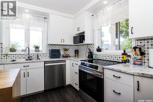 401 R Avenue N, Saskatoon, SK - Indoor Photo Showing Kitchen With Upgraded Kitchen